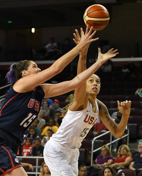 Basket. USA Select Team-United States. Brittney Griner e Stefanie Dolson in lotta per la palla. Los Angeles, California. (Afp)